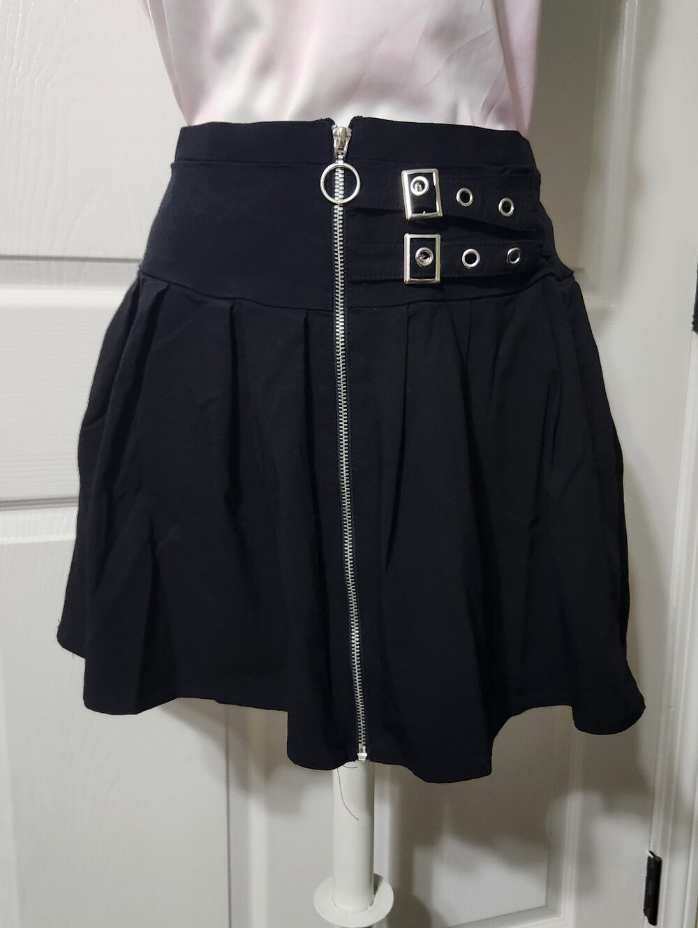 Cosmic Aura Black Pleated Mini Skirt with Front Zip & Buckle Detail, Size XL